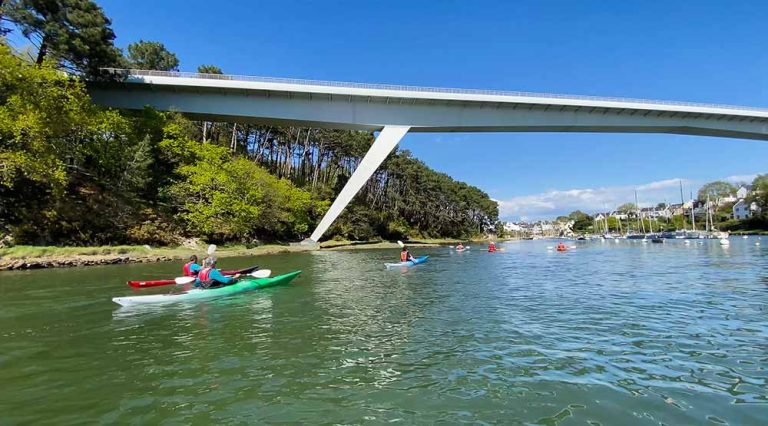 Groupe de kayaks sous le nouveau pont du Bono.